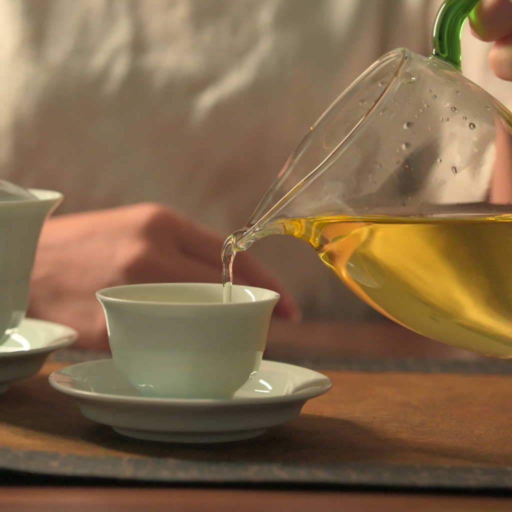 Tea & Leaf Spring 2024 Tianmen Mountain Tall Arbor Ancient Tree Raw Pu-erh Tea 200g – Gongfu Brewing Tea Pouring from Glass Pitcher into Porcelain Cup