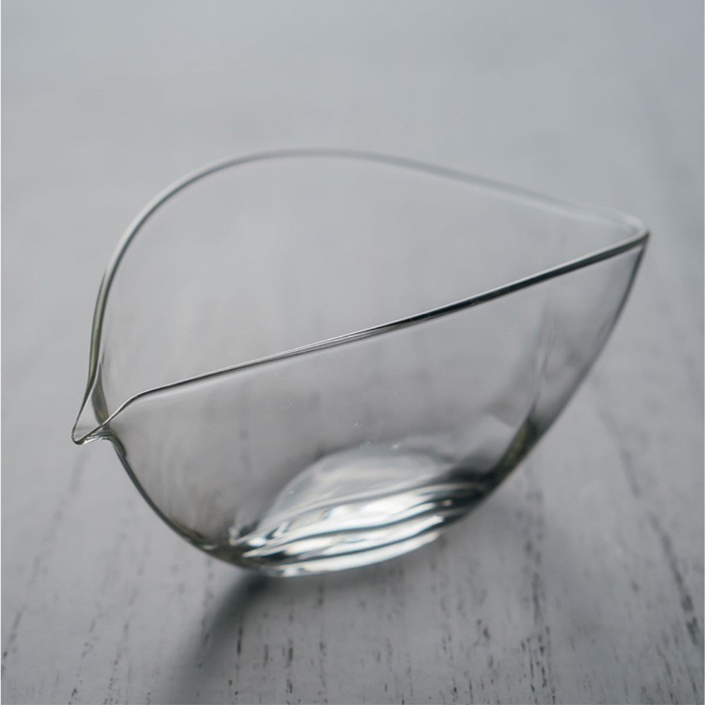 Flat boat-style transparent borosilicate glass Gongdao Bei tea pitcher — modern minimalist heat-resistant fair cup for Gongfu Cha and Chinese tea ceremony brewing.